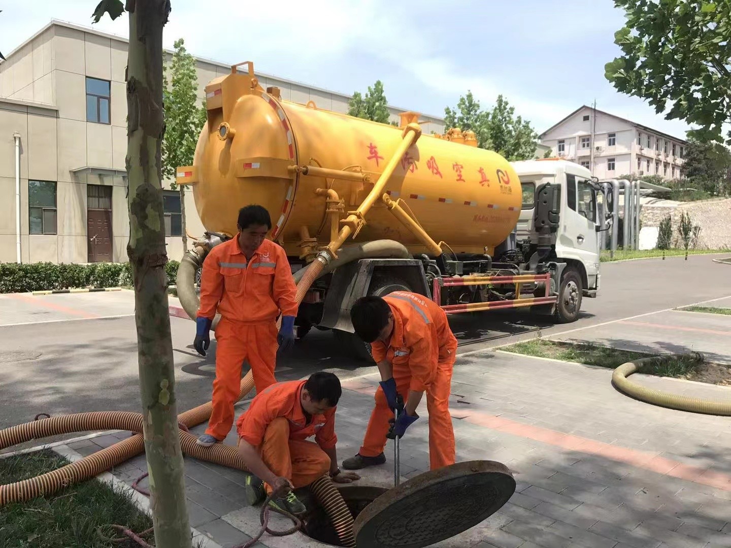 龙城管道疏通车停在窨井附近