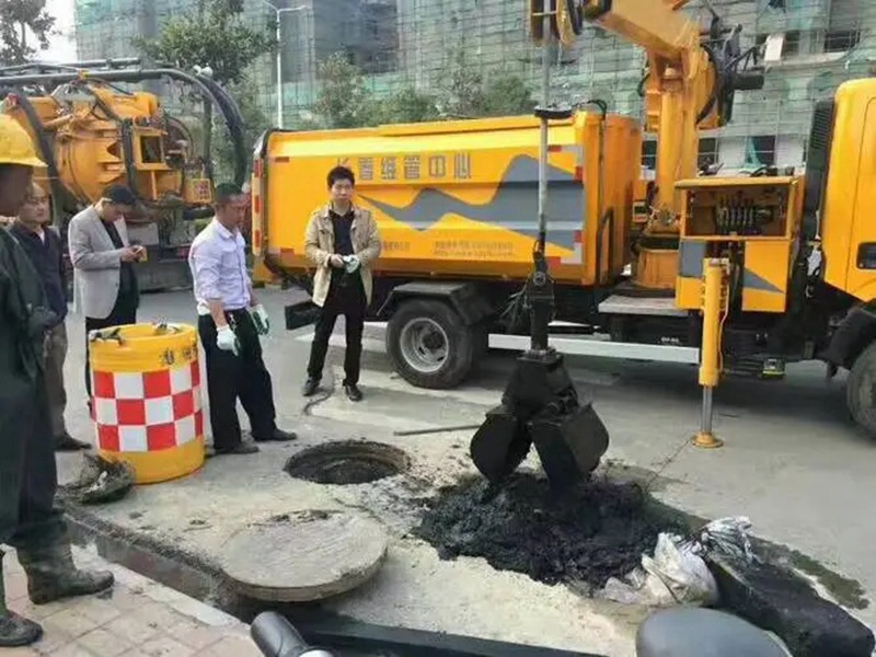 龙城街道：网格员化身“清道夫”，为民解忧疏通“堵心”化粪池