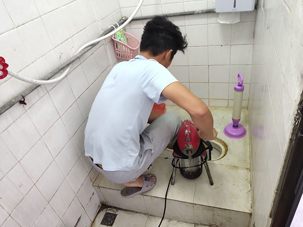 龙城肥皂掉到马桶里把马桶堵住了怎么办？马桶堵住了怎么办