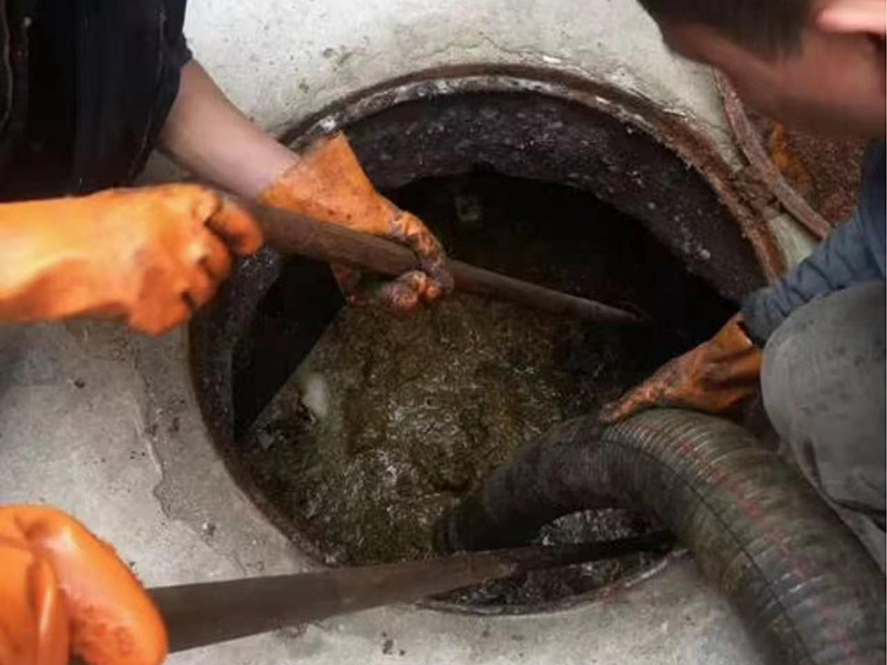 龙城清理化粪池时如何避免沼气的危害?